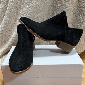 Vince Camuto Black Textured Ankle Booties